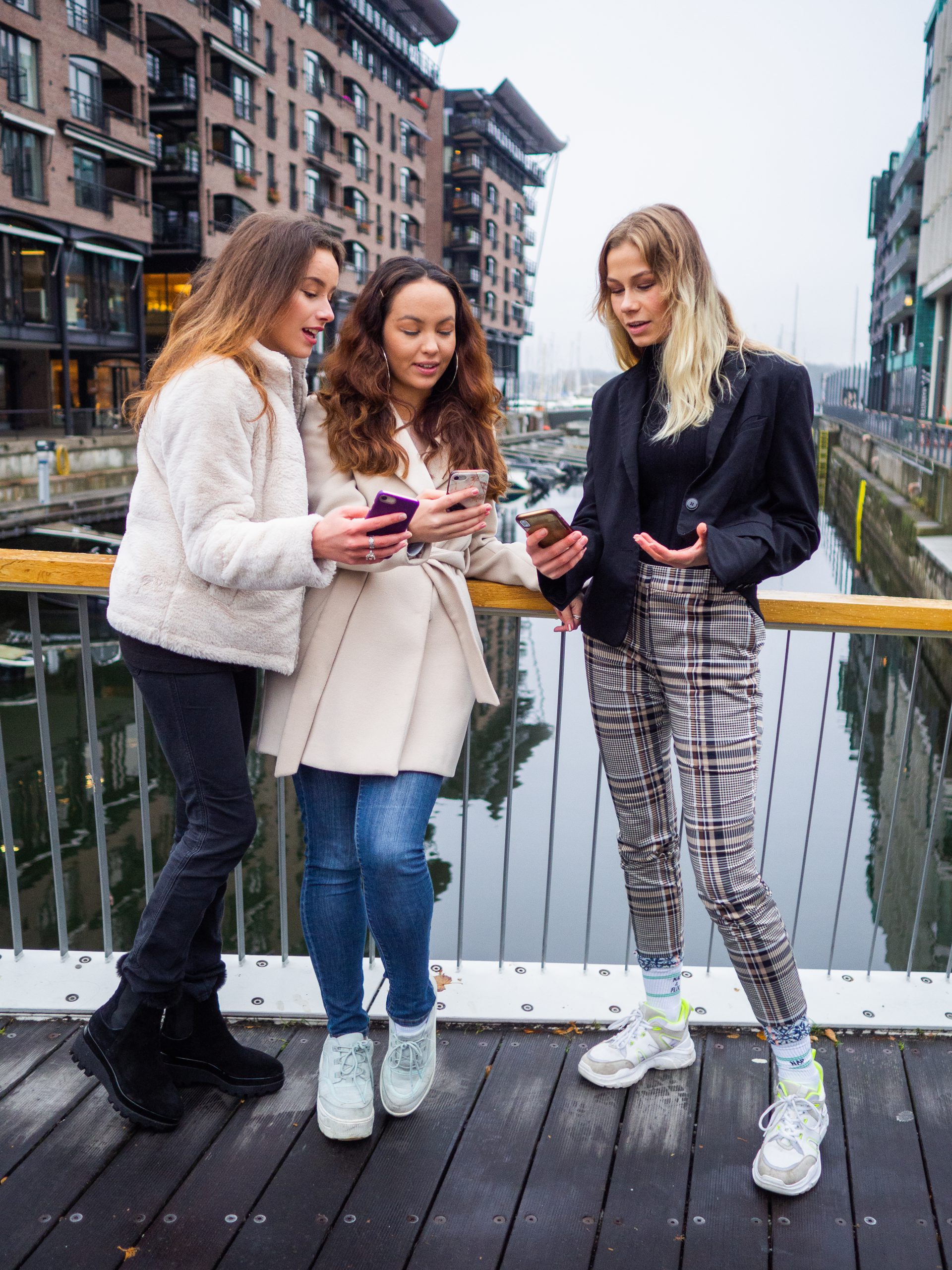 Girls using TotalCtrl Home in Oslo